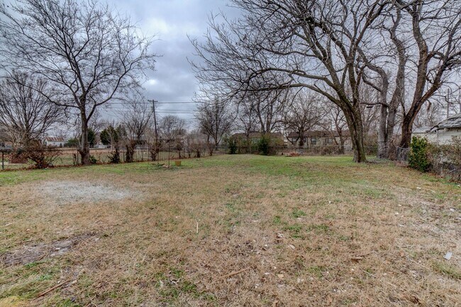 Building Photo - 3 Bed / 1 Bath in Tulsa!