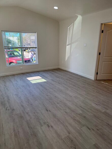 Building Photo - 2820 Vineyard Ave