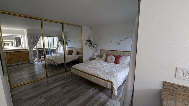 Master Bedroom - 1605 Hotel Cir S