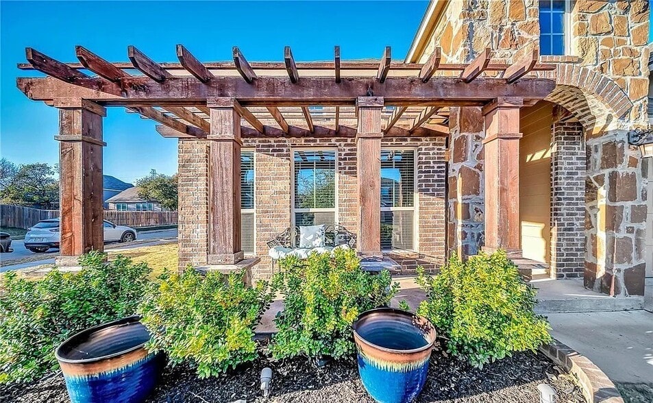 Building Photo - 3701 Castleton Dr