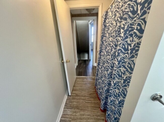 Building Photo - AVAILABLE FOR SHOWING!!! 4BR / 1BA.