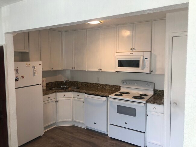 Building Photo - 4610 Lake Waterford Way