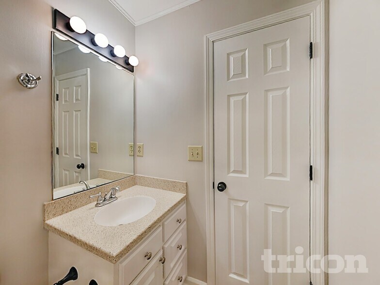 Building Photo - 555 Horseshoe Cir