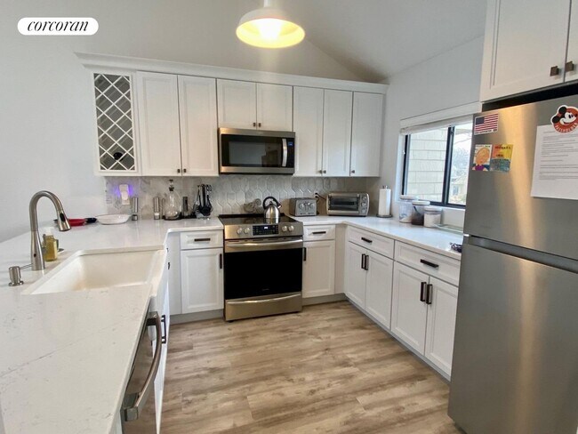 Building Photo - 52 Fairway Pl