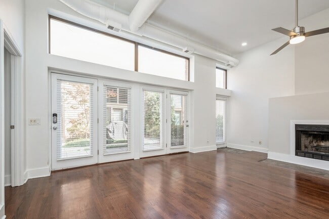 Building Photo - 1100 W Cornelia Ave
