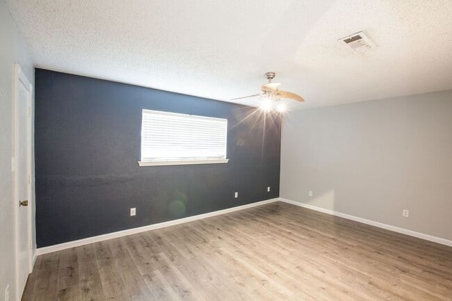 Building Photo - 1535 Rocky Point Dr