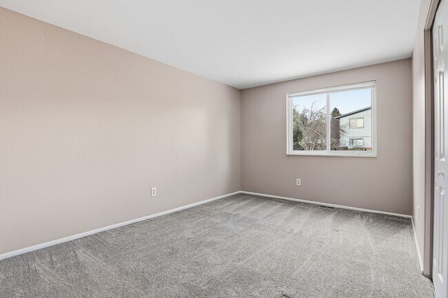 Building Photo - 5 bedroom, 3 bath home in desirable Arvada neighborhood.