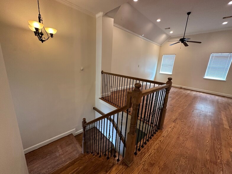 Building Photo - 6353 Richmond Ave