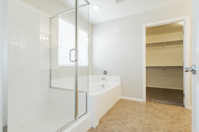 Building Photo - Exquisite 5 bedroom 4 bathroom home with fresh paint and new carpet waiting for you!