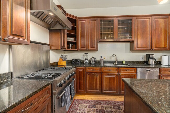 Building Photo - 2633 Adams Mill Rd NW