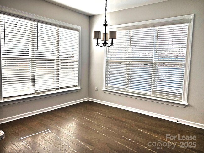 Building Photo - 7011 Kingfisher Way