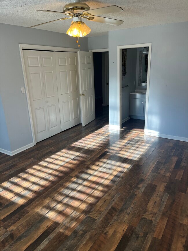 Building Photo - 2005 Locarno Dr