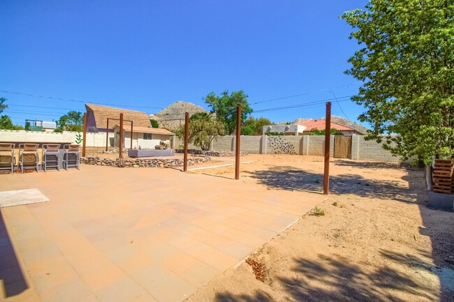 Building Photo - 4 Bedroom 3 Bathroom Single Family Home in...