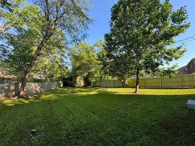 Building Photo - 105 Aster Pl