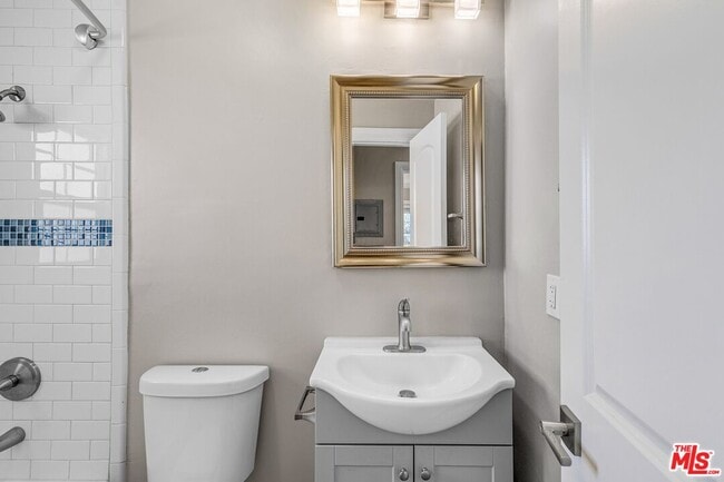 Building Photo - 1/2 W Olympic Blvd