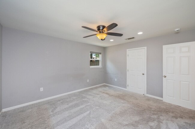 Building Photo - Charming Navarre Home on Nearly Half an Acre