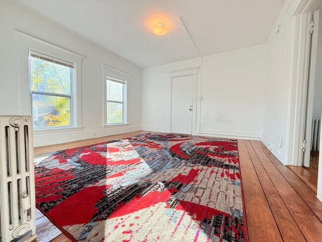 Building Photo - 10 Spruce Ave