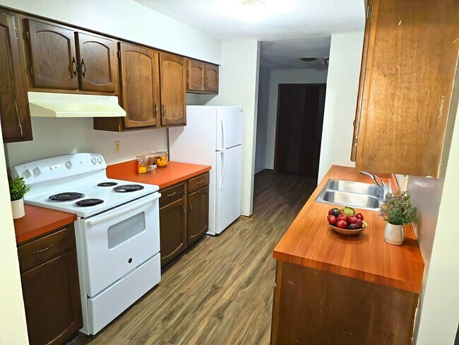 Building Photo - Spacious 2 Bed and 1 Bath Townhome with Pr...