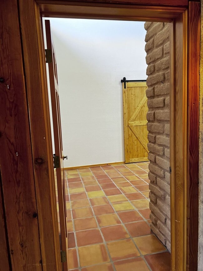 Building Photo - 5 Oriente Ct