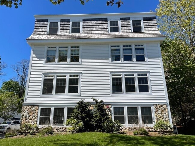 Building Photo - 324 Front St