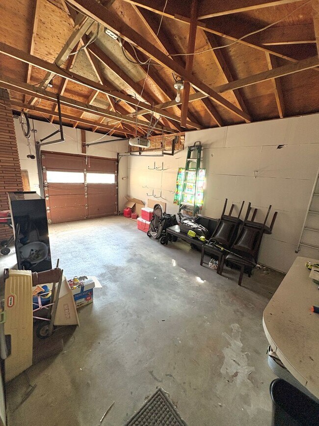 Building Photo - 5 bedroom 2 bath rental