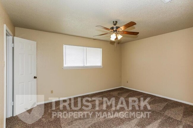 Building Photo - 2701 Bermuda Dr