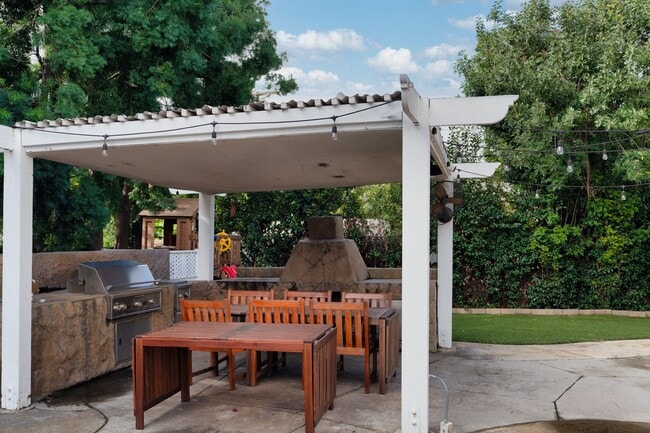 Building Photo - 8240 Sheffield Rd