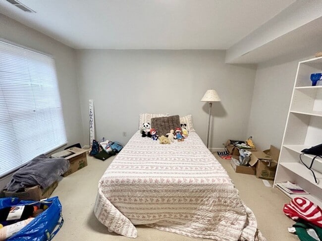 Building Photo - 5 Milestone Manor Ct