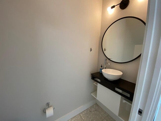 Building Photo - 1903 E 8th St