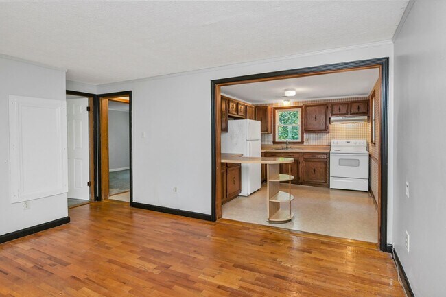 Building Photo - Just 8 Minutes from USC – Charming 2 Bedroom Home with Covered Front Porch!