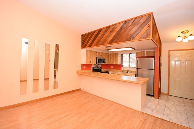 Building Photo - Lovely, 2 bedroom townhome in the Villages...