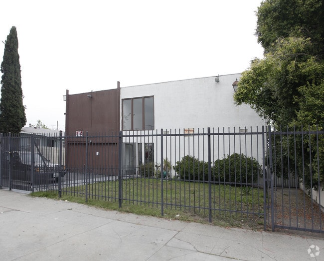 Building Photo - Troost Apts