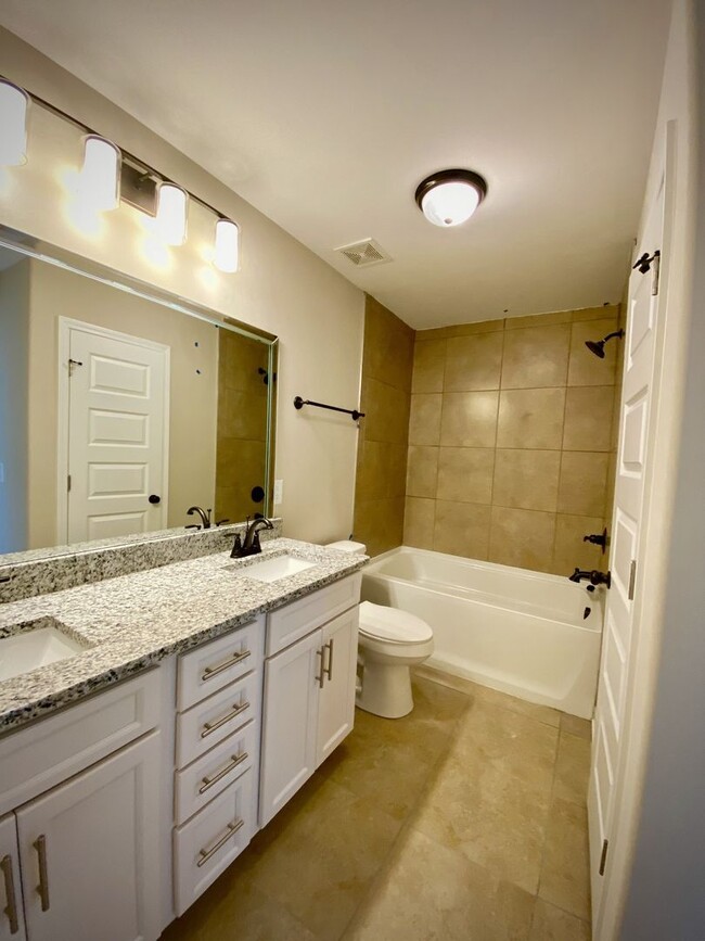 Building Photo - Townhome with 3 Bed/2.5 Bath w 1 Car Garag...