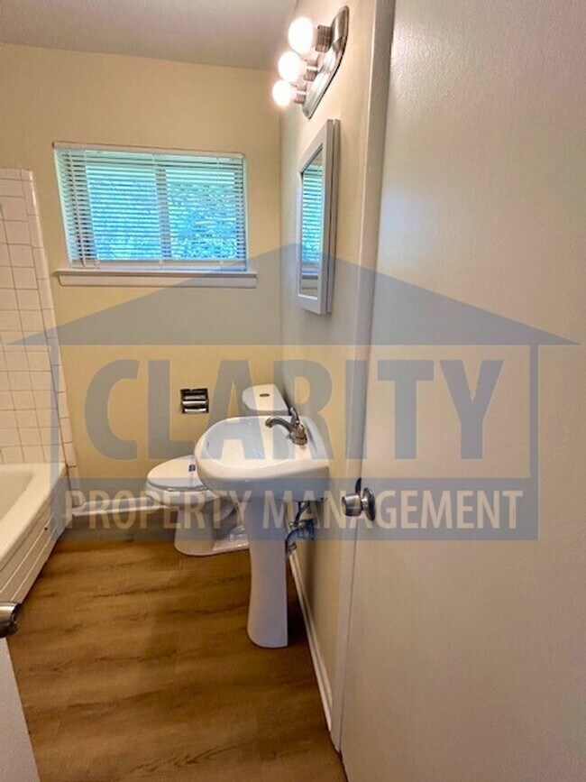 Building Photo - Three bedroom ranch-style home in Chattanooga!