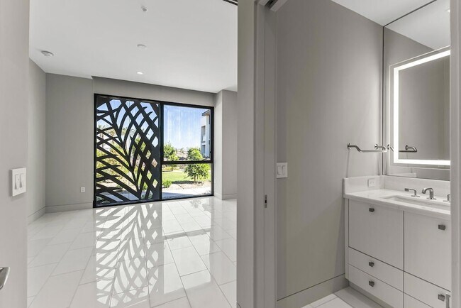 Building Photo - 6587 N Palmeraie Blvd