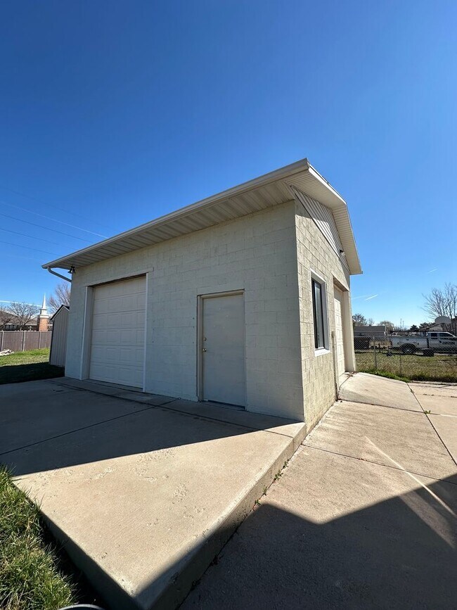 Building Photo - $1,800 Rent Credit! Spacious 5-Bed Clearfield Home with Garage & Fenced Yard