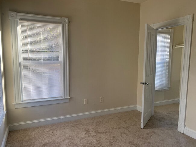 Building Photo - 702 Grove Ave