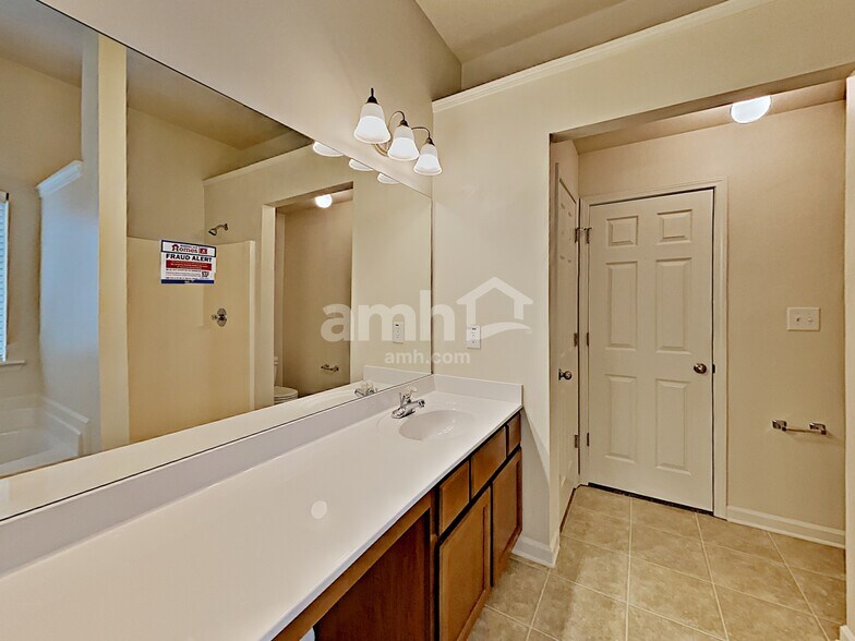 Building Photo - 975 Donington Cir