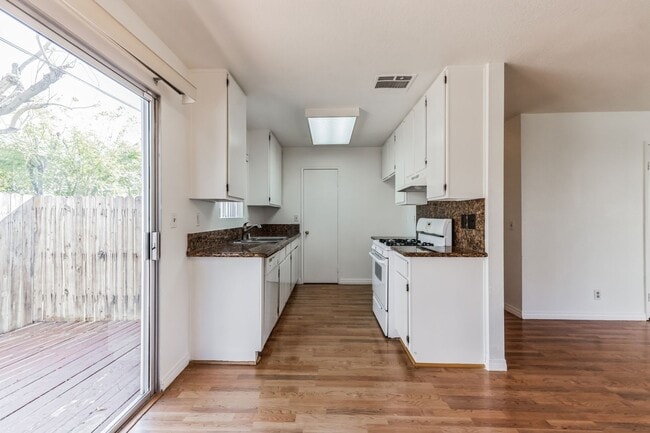Building Photo - 74624 Driftwood Dr