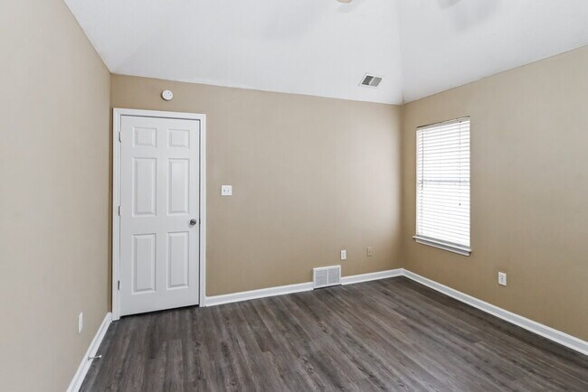 Building Photo - 1319 Farwoods Dr