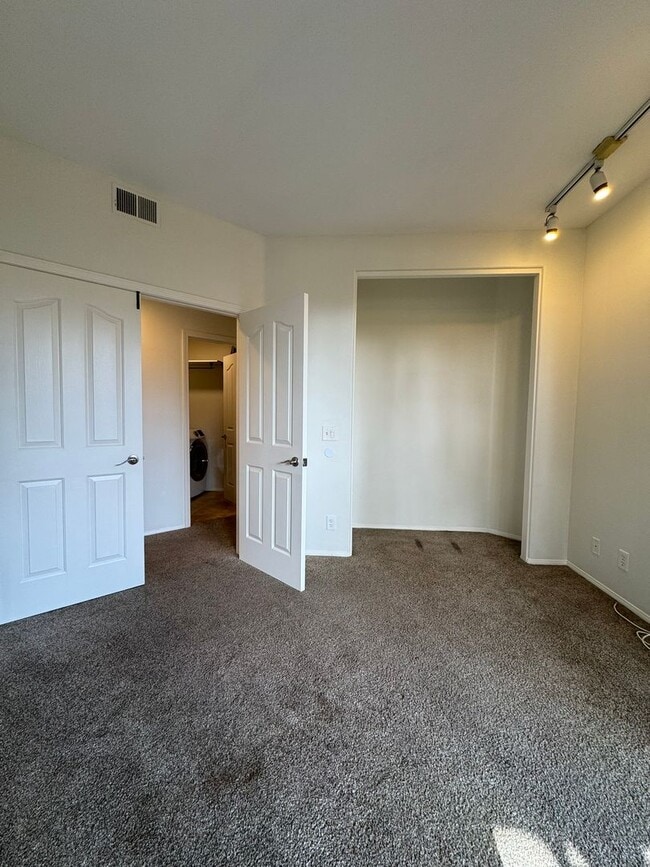 Building Photo - Spacious Tustin Condo with Private Patio