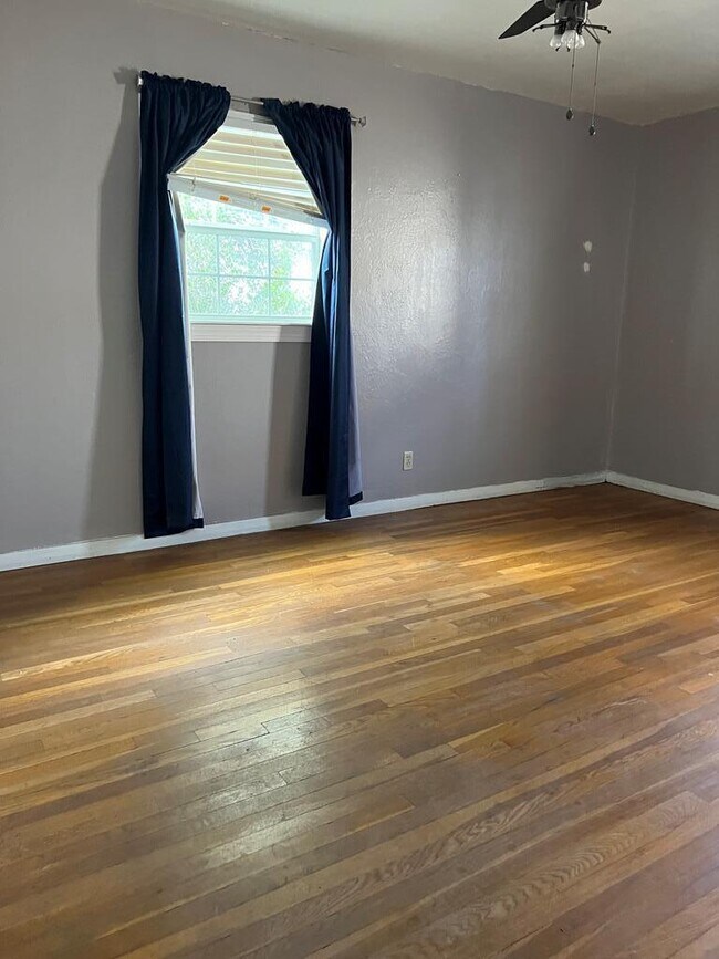 Building Photo - 1110 E 42nd St