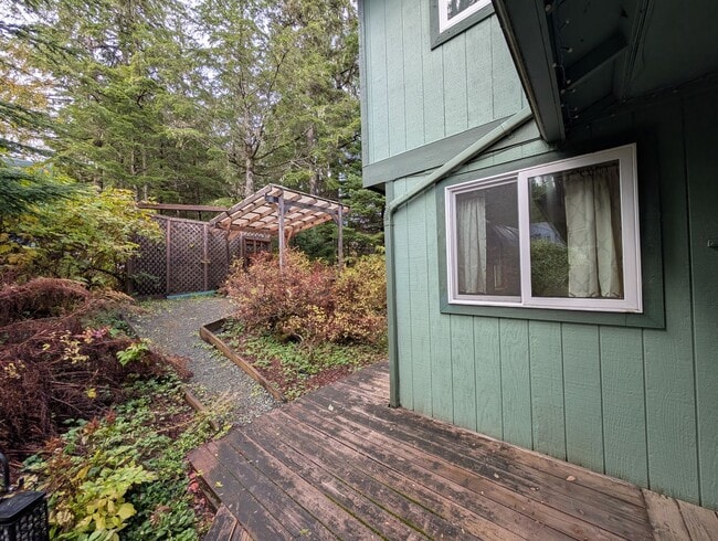 Building Photo - Unfurnished, 3Bd/1.5Ba Dgl Townhome, Long ...