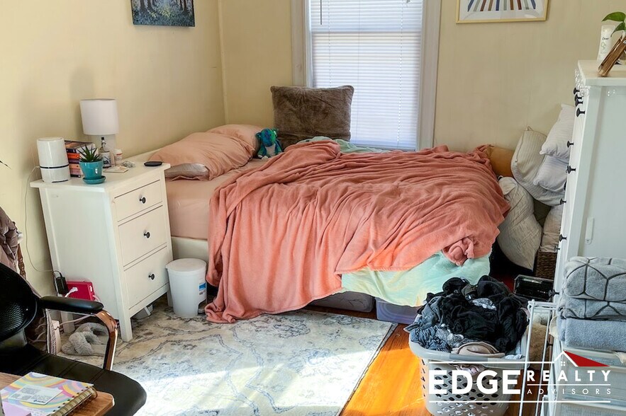 Building Photo - 44 Easton St