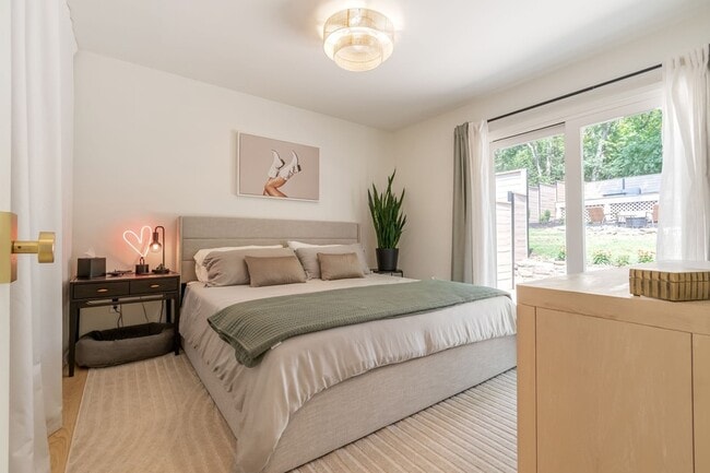 Building Photo - 3804 Lookout Dr