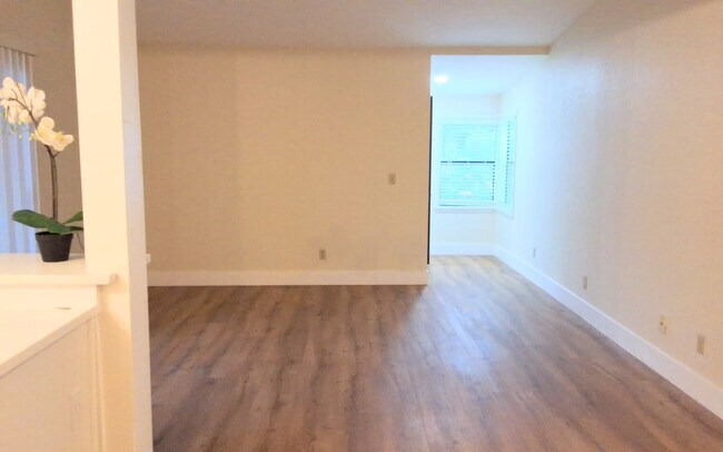 Building Photo - 1/1 Second Floor Remodeled Condo X Rent In...