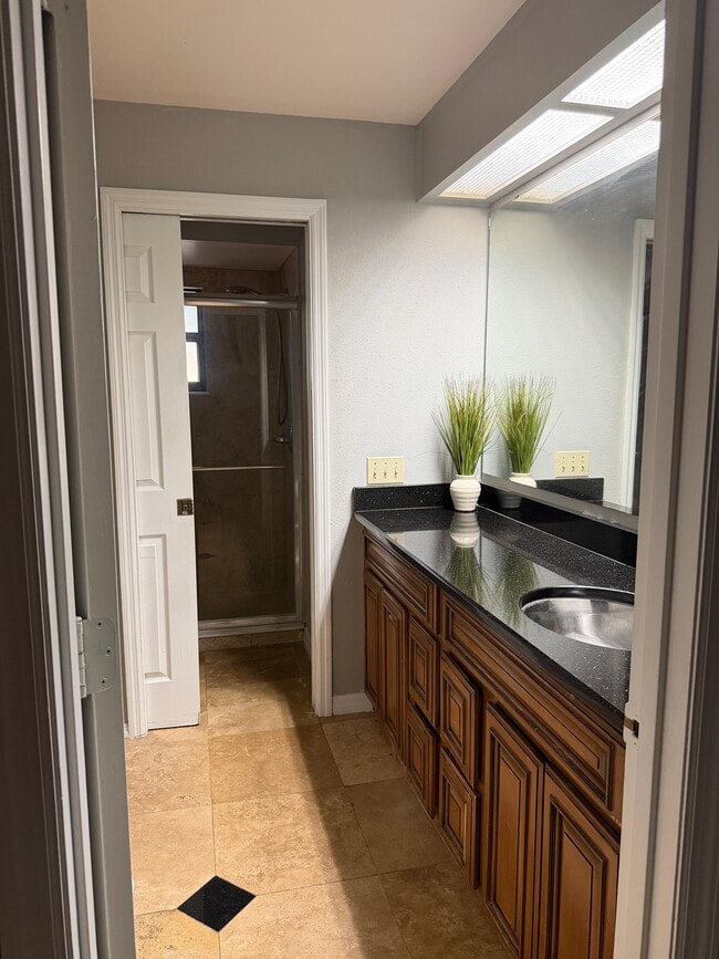 Building Photo - 1102 Sugartree Dr S