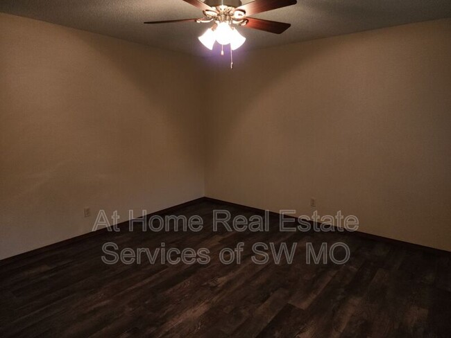 Building Photo - 206 N Oakwood Ave