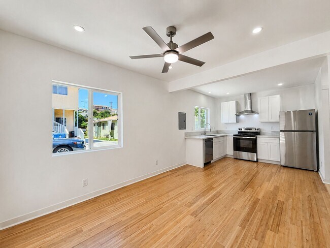 Building Photo - 446 Camulos St