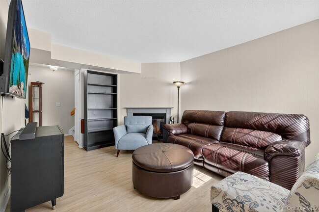 Building Photo - 2117 Whispering Hills Dr
